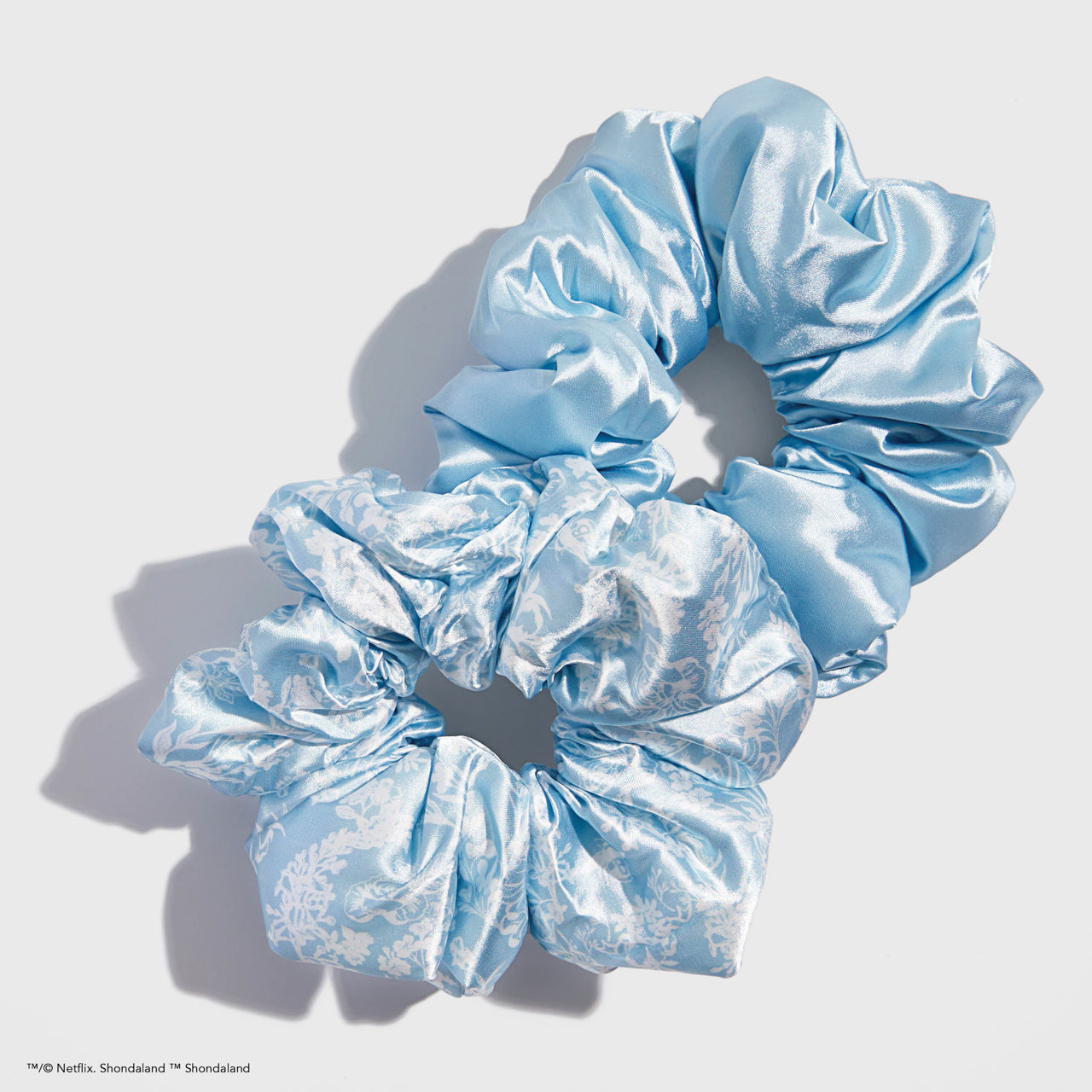 Bridgerton x Kitsch Cuscino di raso Scrunchies - Toile De Blue