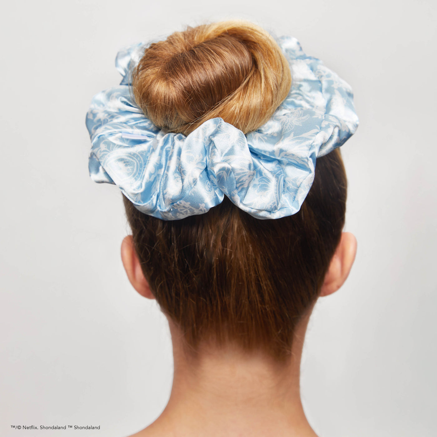 Bridgerton x Kitsch Σατέν μαξιλάρι Scrunchies - Toile De Blue