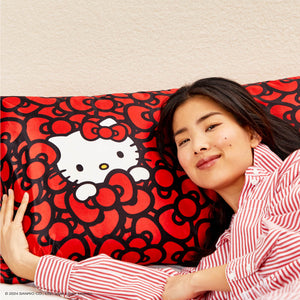 Hello Kitty x Kitsch Satin-Kissenbezug - Hello Kitty badet in einem Meer von Schleifen